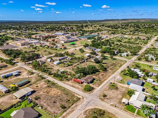 301 W Duncan Avenue, Mertzon, TX 76941