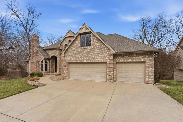 71 The Woodlands Drive, Gladstone, MO 64119