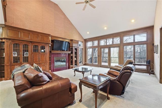 71 The Woodlands Drive, Gladstone, MO 64119