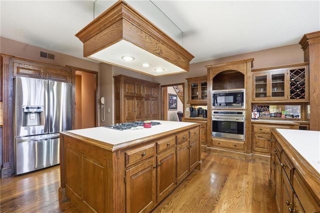 71 The Woodlands Drive, Gladstone, MO 64119
