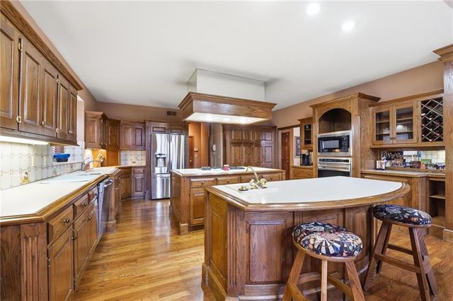 71 The Woodlands Drive, Gladstone, MO 64119