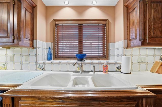 71 The Woodlands Drive, Gladstone, MO 64119