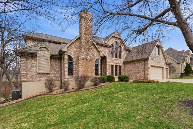 71 The Woodlands Drive, Gladstone, MO 64119