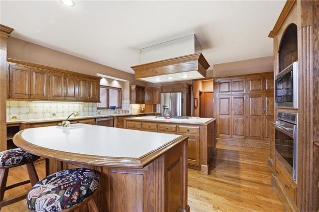 71 The Woodlands Drive, Gladstone, MO 64119