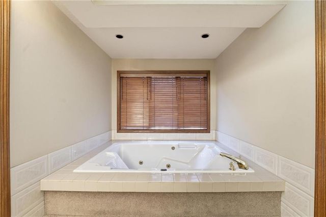 71 The Woodlands Drive, Gladstone, MO 64119