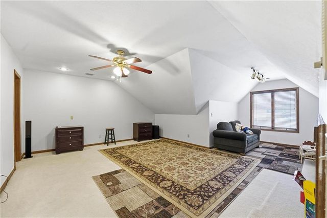 71 The Woodlands Drive, Gladstone, MO 64119