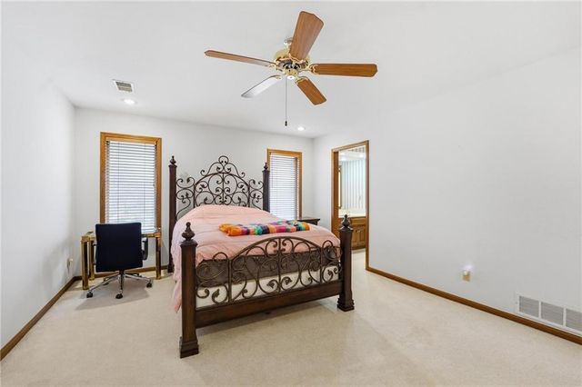 71 The Woodlands Drive, Gladstone, MO 64119