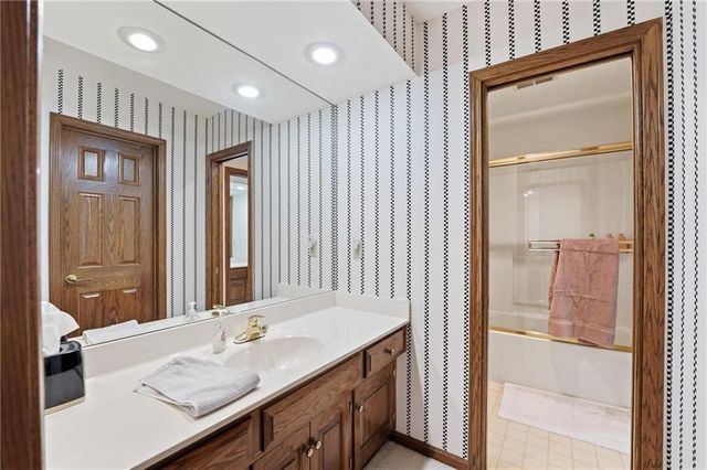 71 The Woodlands Drive, Gladstone, MO 64119