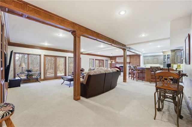71 The Woodlands Drive, Gladstone, MO 64119