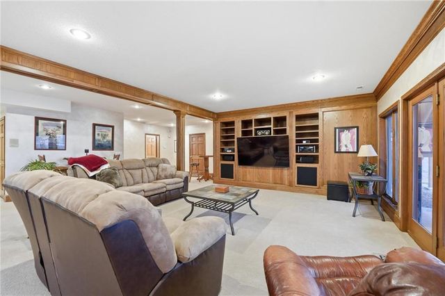 71 The Woodlands Drive, Gladstone, MO 64119