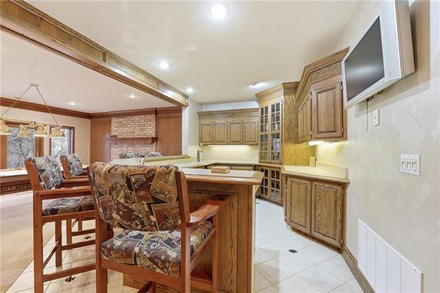 71 The Woodlands Drive, Gladstone, MO 64119