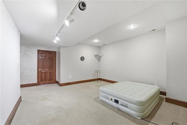 71 The Woodlands Drive, Gladstone, MO 64119