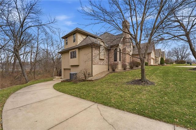 71 The Woodlands Drive, Gladstone, MO 64119
