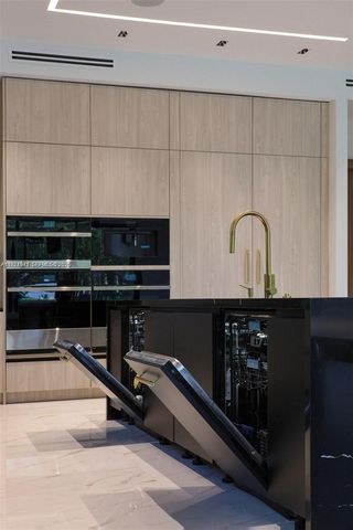 5903 SW 54th Ct, Davie, FL 33314