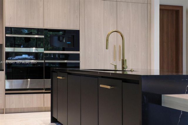 5903 SW 54th Ct, Davie, FL 33314