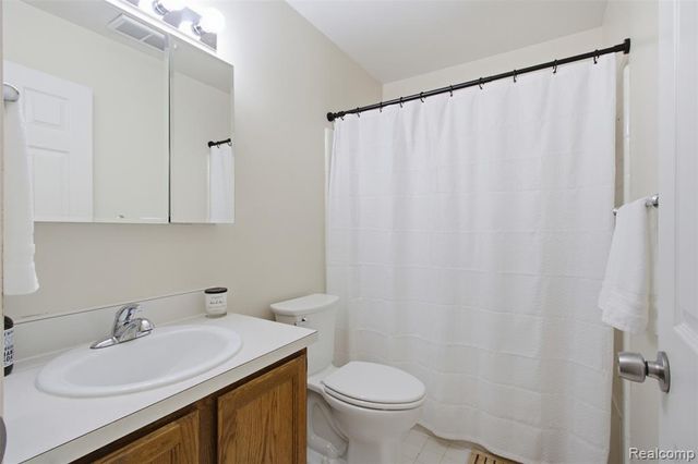 17447 Utica Oaks Lane, Roseville, MI 48066