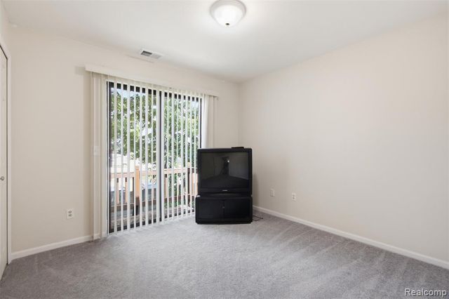 17447 Utica Oaks Lane, Roseville, MI 48066