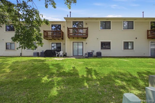 17447 Utica Oaks Lane, Roseville, MI 48066