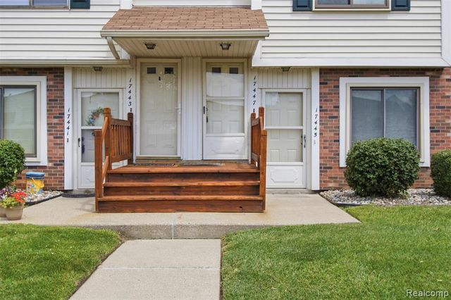 17447 Utica Oaks Lane, Roseville, MI 48066