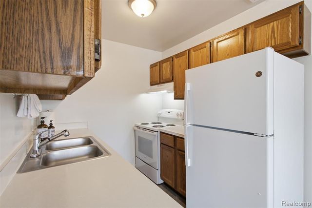 17447 Utica Oaks Lane, Roseville, MI 48066