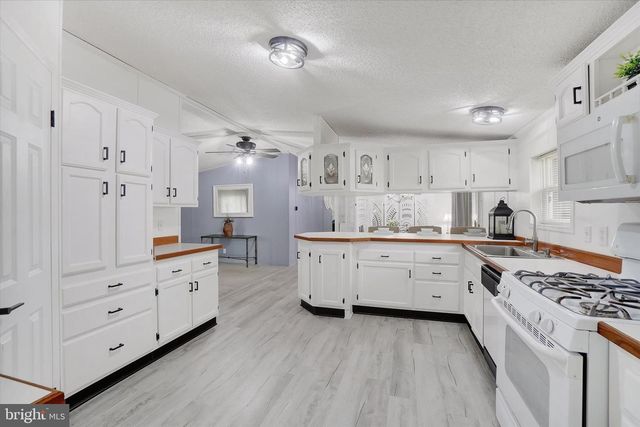 14 SPRUCE LN, Manchester, PA 17345