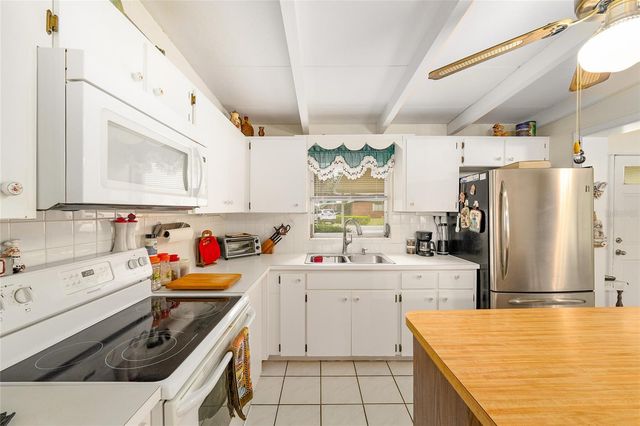 2345 CR 453, Lake Panasoffkee, FL 33538