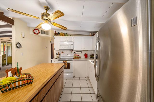 2345 CR 453, Lake Panasoffkee, FL 33538