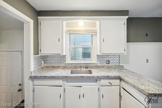 19439 W Chicago Street, Detroit, MI 48228