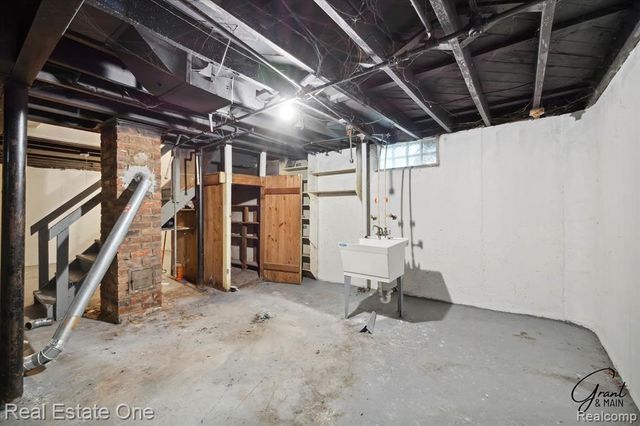 19439 W Chicago Street, Detroit, MI 48228