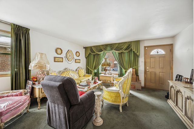 5240 W Gladys Avenue, Chicago, IL 60644