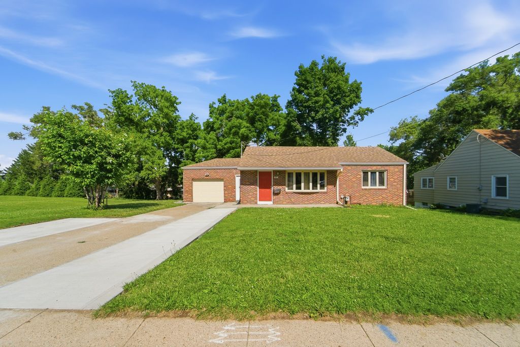 5905 SW 9th Street, Des Moines, IA 50315
