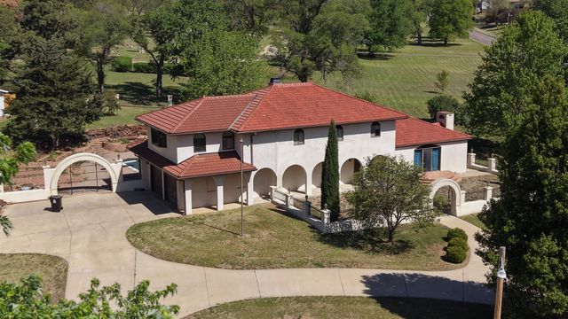 2041 Ridgeview Rd, Salina, KS 67401
