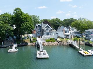 33 Crescent Ave, Beverly, MA 01915