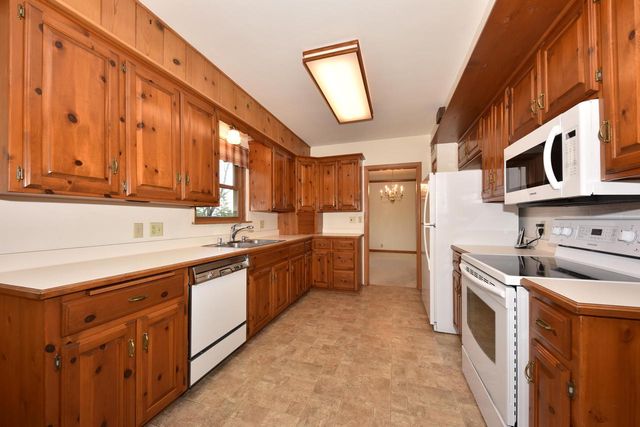 N93W15358 Hillside LANE, Menomonee Falls, WI 53051