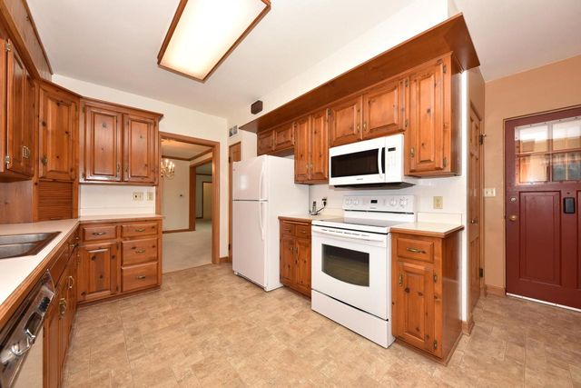 N93W15358 Hillside LANE, Menomonee Falls, WI 53051