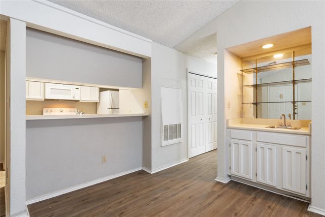 1202 Thorpe LN 216, San Marcos, TX 78666