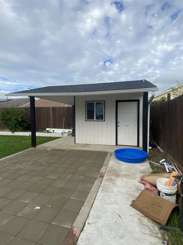 827 Saint Andrew St, Lathrop, CA 95330