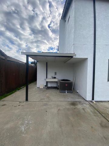 827 Saint Andrew St, Lathrop, CA 95330