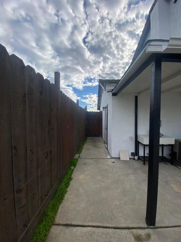 827 Saint Andrew St, Lathrop, CA 95330