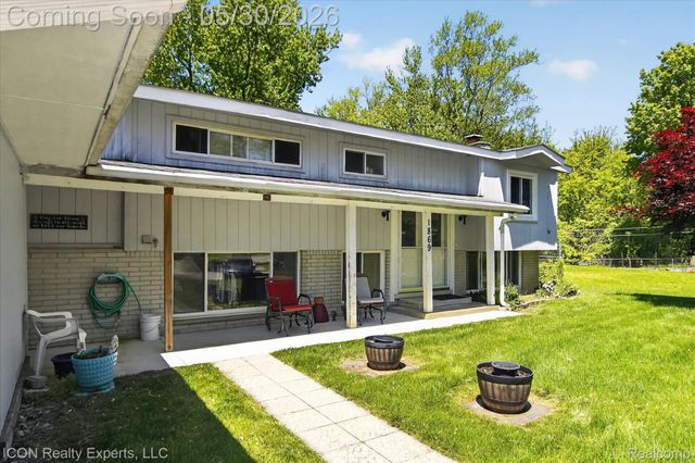 1869 Middle Trail Road, Commerce Charter Township, MI 48390