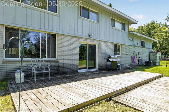 1869 Middle Trail Road, Commerce Charter Township, MI 48390