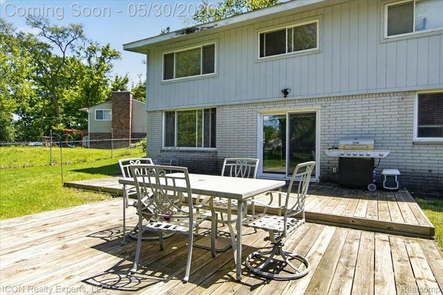 1869 Middle Trail Road, Commerce Charter Township, MI 48390