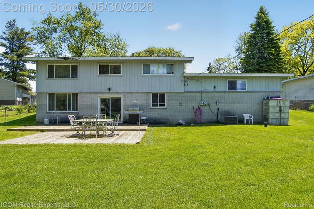 1869 Middle Trail Road, Commerce Charter Township, MI 48390
