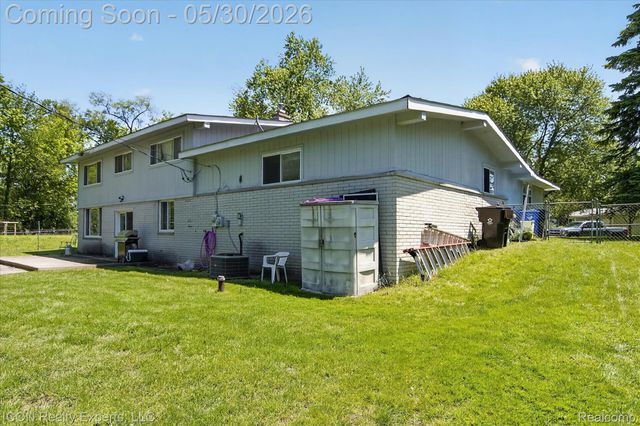 1869 Middle Trail Road, Commerce Charter Township, MI 48390