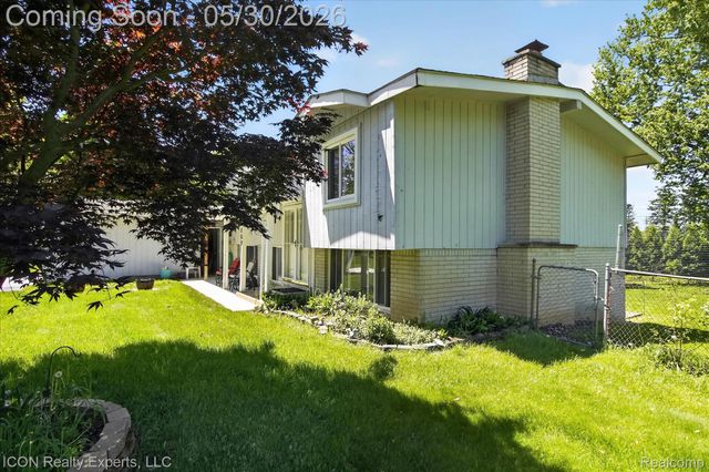 1869 Middle Trail Road, Commerce Charter Township, MI 48390