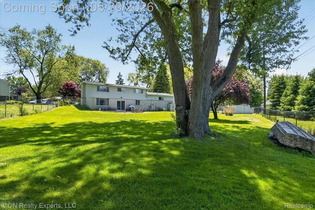1869 Middle Trail Road, Commerce Charter Township, MI 48390