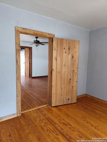 4590 Eichman, Von Ormy, TX 78073