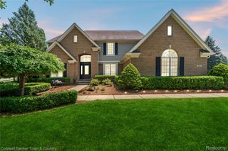 324 Nairn Circle, Highland Charter Township, MI 48357