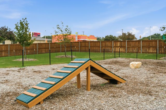 6464 Babcock Rd #202, San Antonio, TX 78249