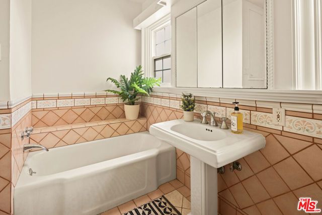 219 Entrada Drive, Santa Monica, CA 90402
